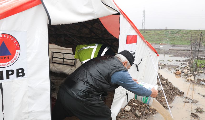 Sağanak yağış depremzedeleri olumsuz etkiledi