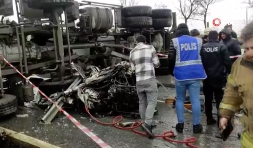 Sultangazi'de beton mikseri otomobilin üzerine devrildi