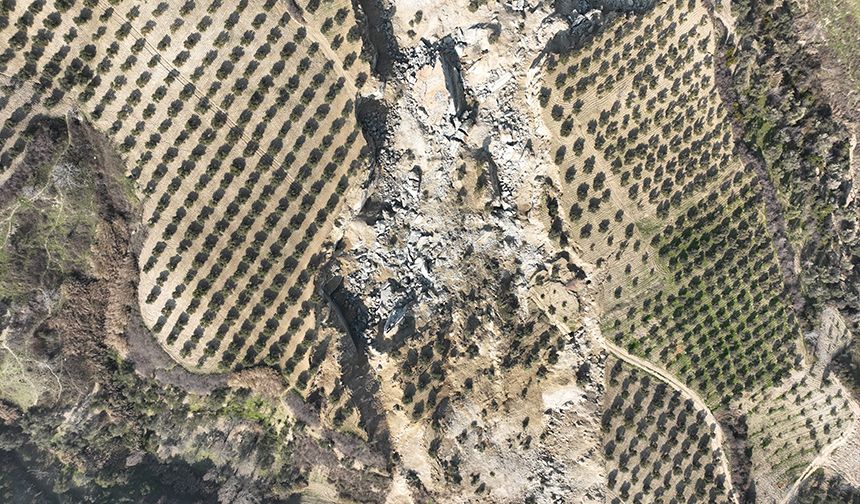 Hatay’daki 500 metrelik dev yarık uzaydan gözüküyor