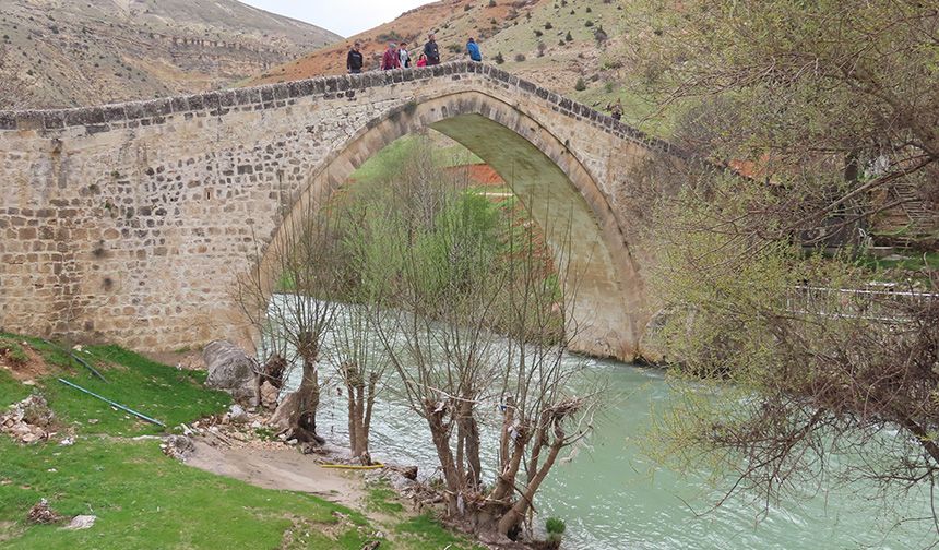 Doğa tutkunları Çemişgezek'in tarihi ve doğal güzelliklerini gezdi