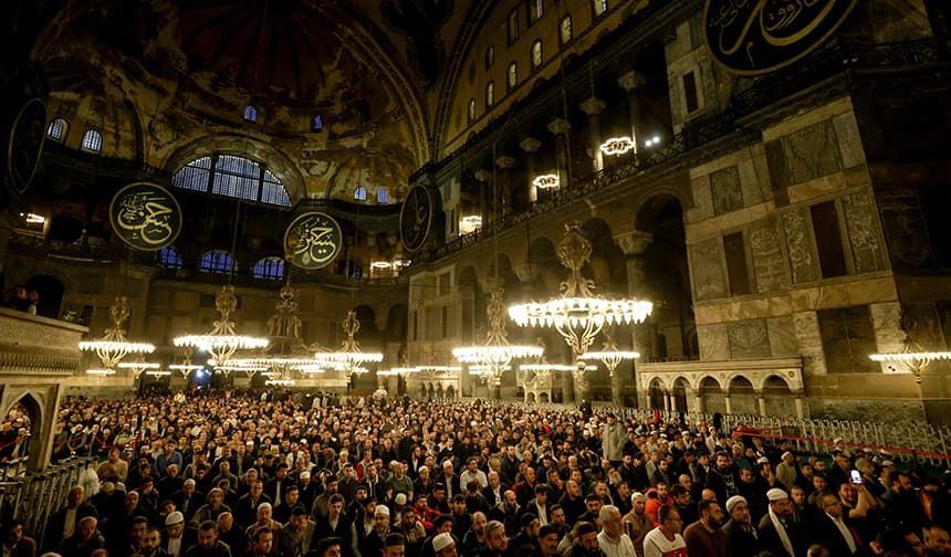 İstanbul'un fethinin 570. yıl dönümünde Ayasofya'da sabah namazı