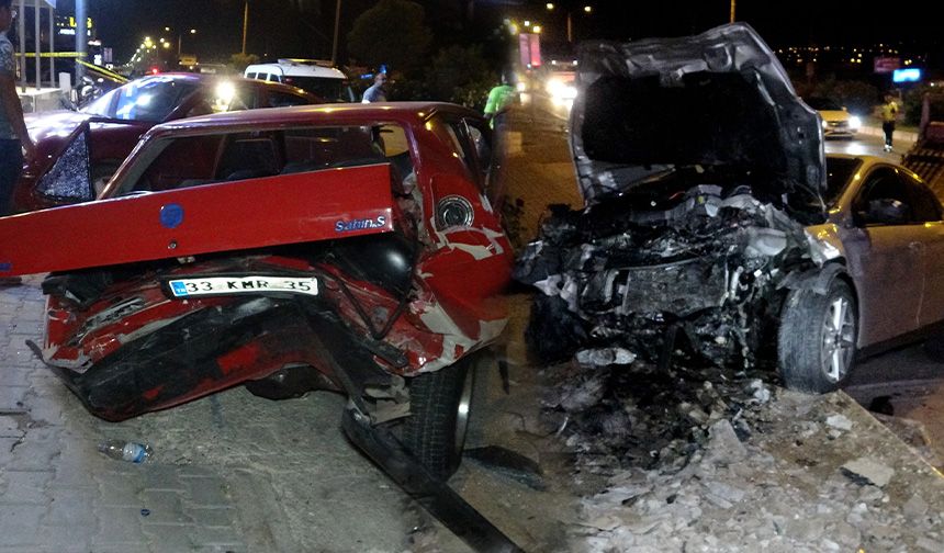 İçinde ölülerin de bulunduğu feci kaza, güvenlik kamerasında!