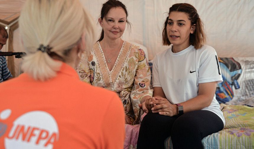 Ashley Judd deprem çadırında