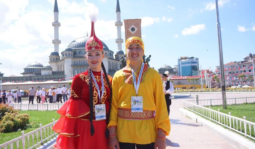 Taksim Meydanı 100 farklı ülke ile doldu