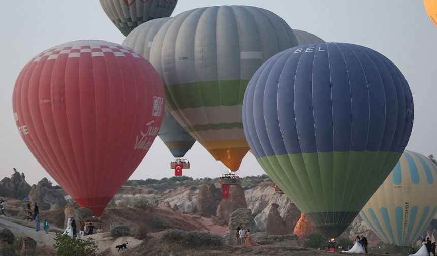 Kapadokya'da Sıcak Hava Balonları Türk Bayraklarıyla Gökyüzünde