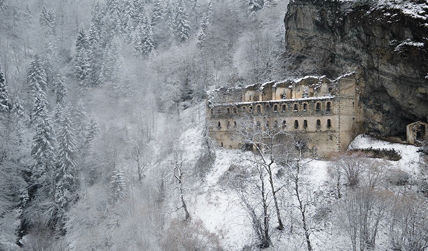 Trabzon Vazelon Manastırı beyaza büründü