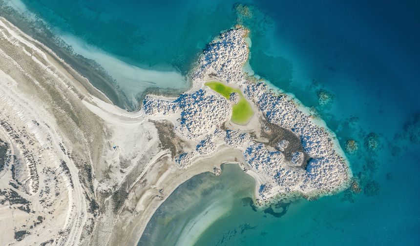 Beyaz kumsalı ve turkuaz renkli suyuyla ünlenen Salda Gölü