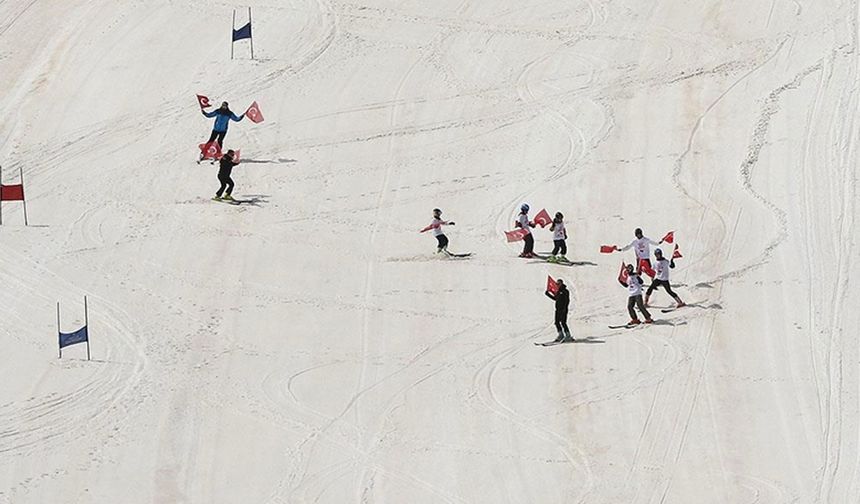 Hakkari'de mayısın ortasında kayak yarışması düzenlendi