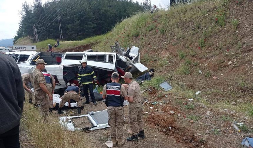 SON DAKİKA | TIR, yolcu minibüsünü biçti: 8 ölü, 11 yaralı
