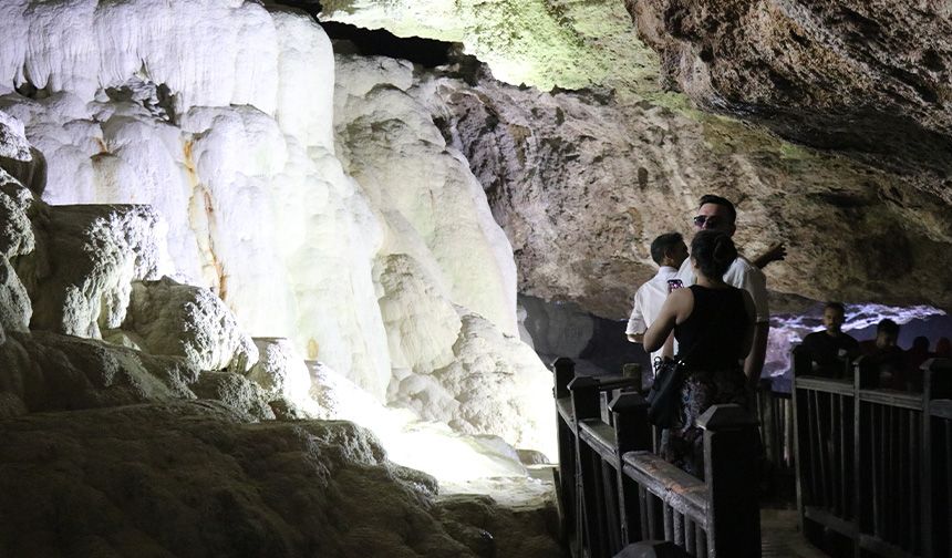 Yerin altındaki Pamukkale 'Kaklık Mağarası'