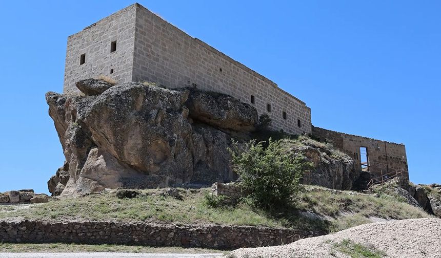 Kaya üzerindeki yüksek kilise, ziyaretçileri kendine çekiyor