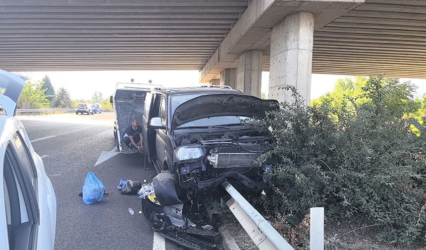 Cenaze sonrası kaza: Minibüs bariyerlere saplandı