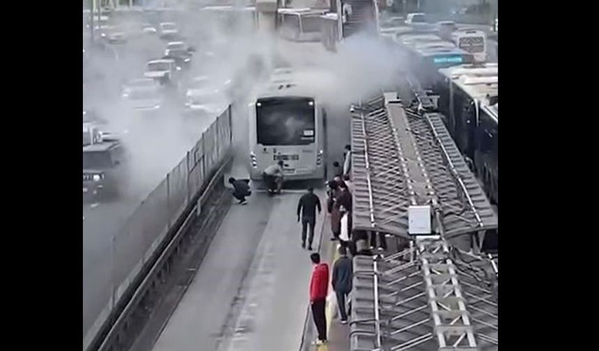 Sefaköy metrobüs durağında yangın!