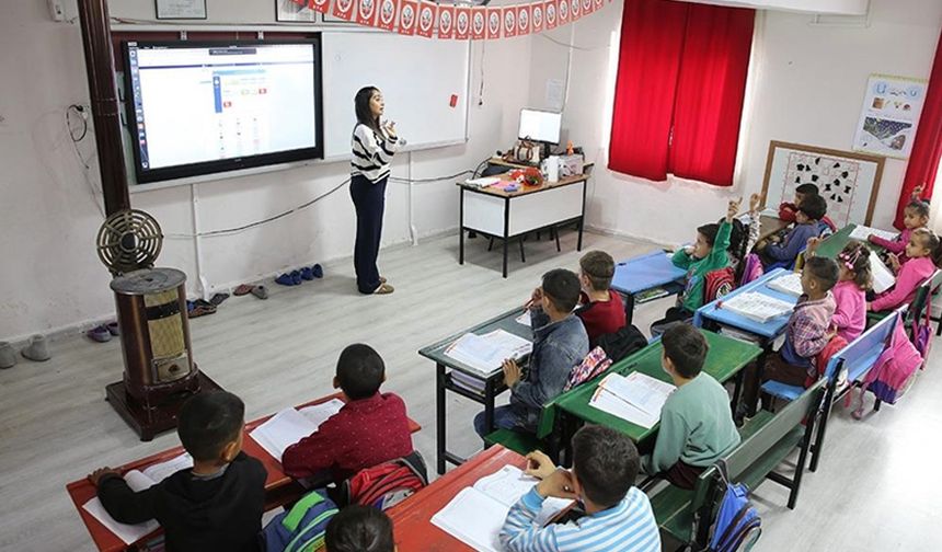 Buse Öğretmen, Herekol Dağı eteklerindeki okulda çocukları geleceğe hazırlıyor