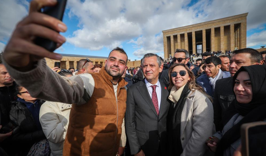 Özgür Özel, Öğretmenlerle birlikte Anıtkabir'i ziyaret etti