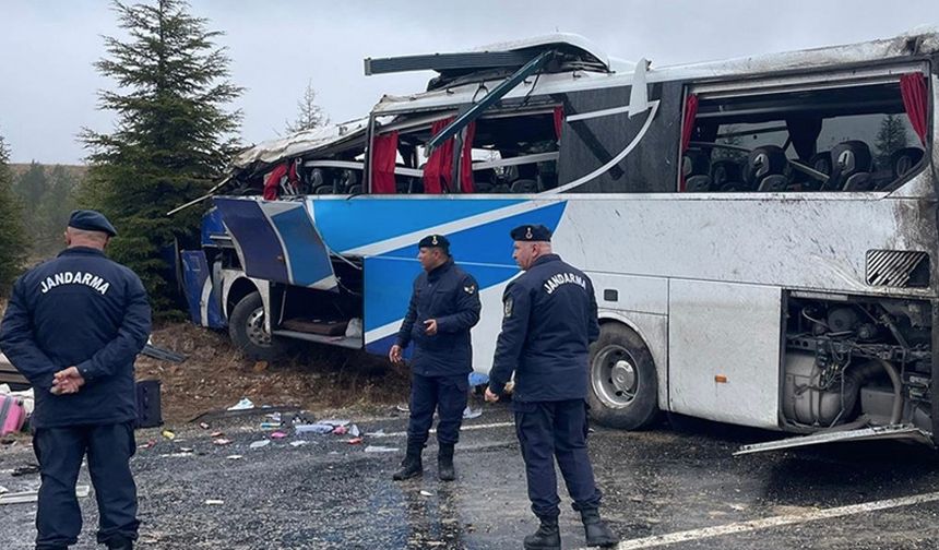 Eskişehir'de devrilen yolcu otobüsündeki 1 kişi öldü, 41 kişi yaralandı