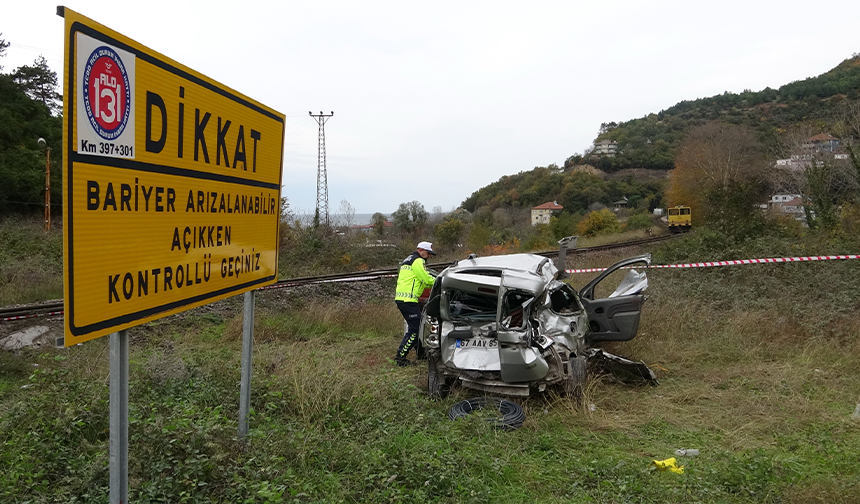 Zonguldak'ta inanılmaz kaza: Kapalı bariyerden geçti tren çarptı