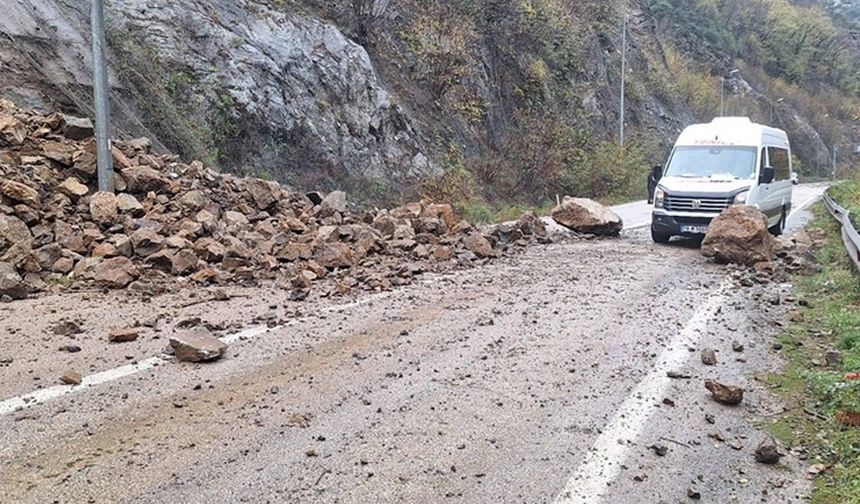 Karabük-Zonguldak kara yolundaki heyelan ulaşımı aksattı