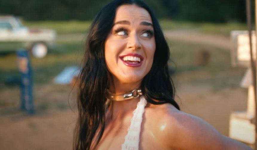 Katy Perry 'mini'yi giydi: Ortalığı yaktı