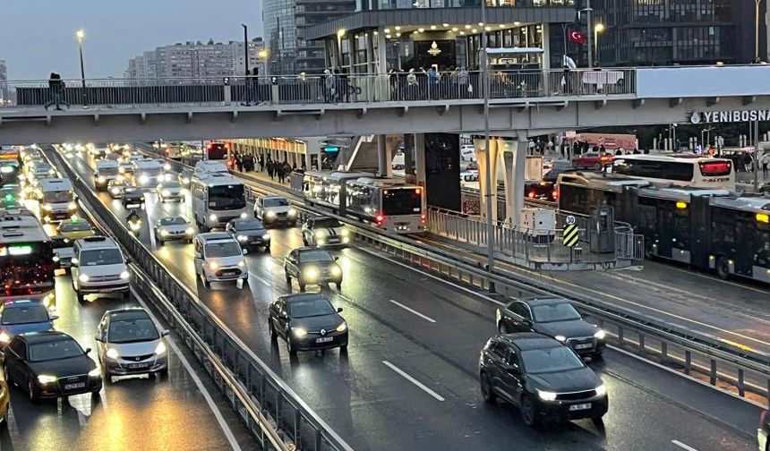 İstanbul'da kar yağışıyla birlikte trafik yoğunluğu yüzde 80'e ulaştı