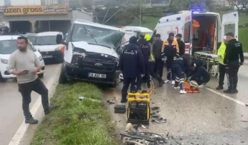Yağmurda faciadan dönüldü: Kaza anı kamerada!
