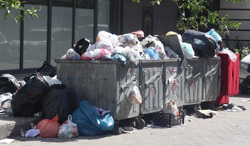 İzmir Çiğli'de işçilerin grevi nedeniyle sokaklarda çöp yığınları oluştu