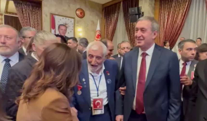 23 Nisan Resepsiyonu'nda DEM Partili milletvekilleri gazi ile selamlaştı