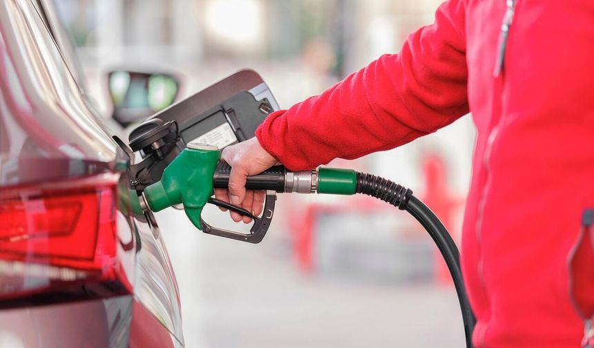 Akaryakıtta çifte zam geliyor! Benzin ve motorin fiyatları bu gece yeniden değişiyor