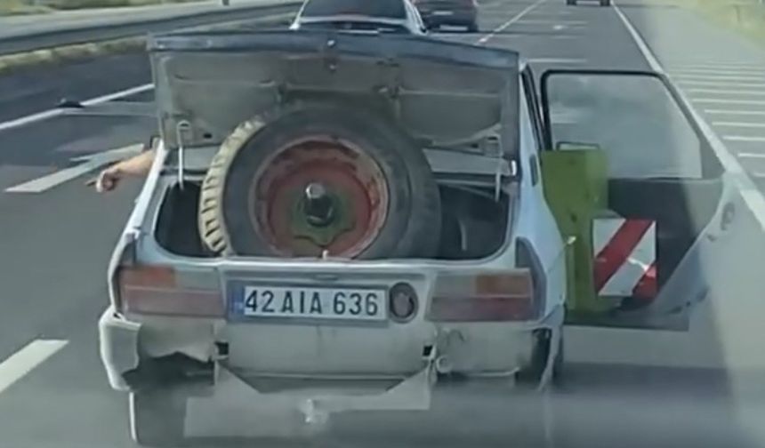 Karayolunda bagaj ve kapısı vaziyette seyretti