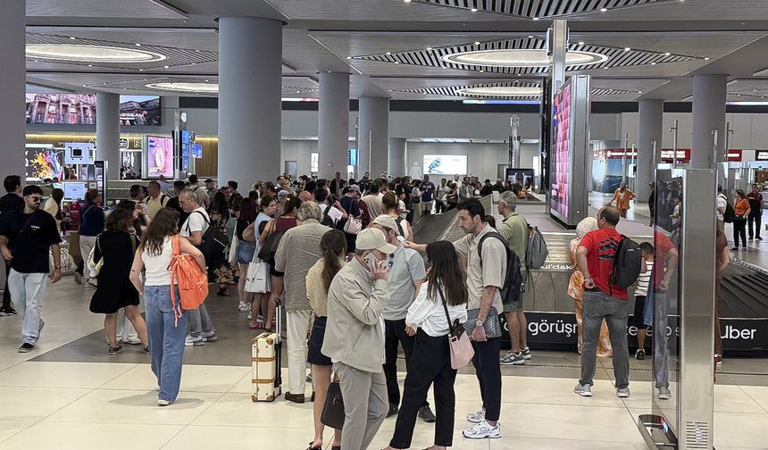 Dönüş yolculuğu başladı: Havalimanları doldu taştı
