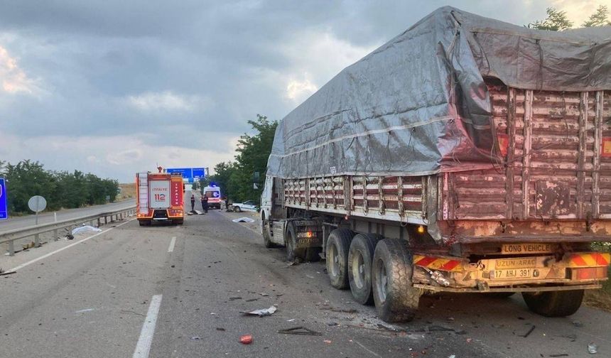 Balıkesir'de otomobil tıra çarptı: 4 kişi hayatını kaybetti