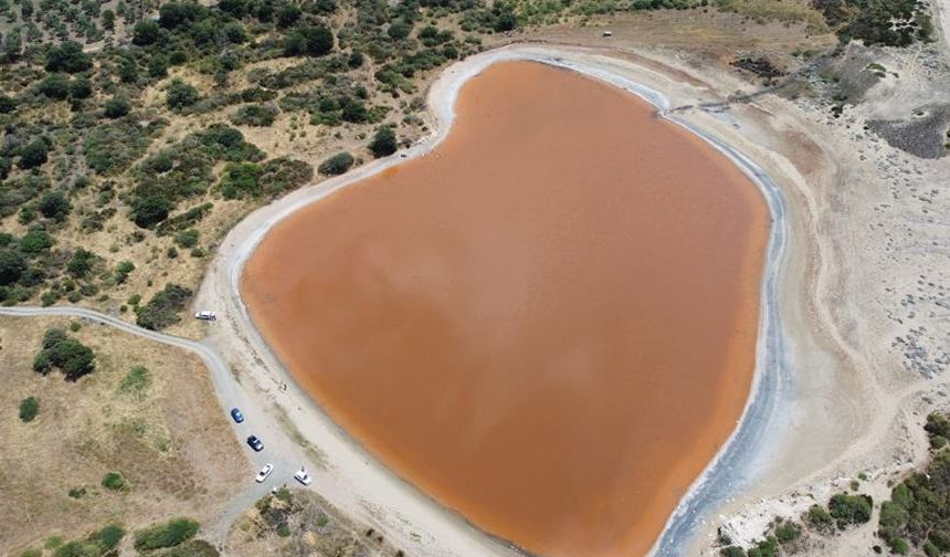 Çanakkale’de 2 bin yıllık antik liman kalp şeklinde pembe göle dönüştü