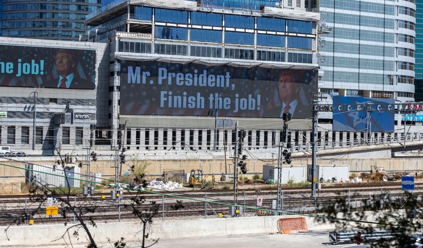 Tel Aviv sokaklarında Trump pankartı: Başkan bitir işi!