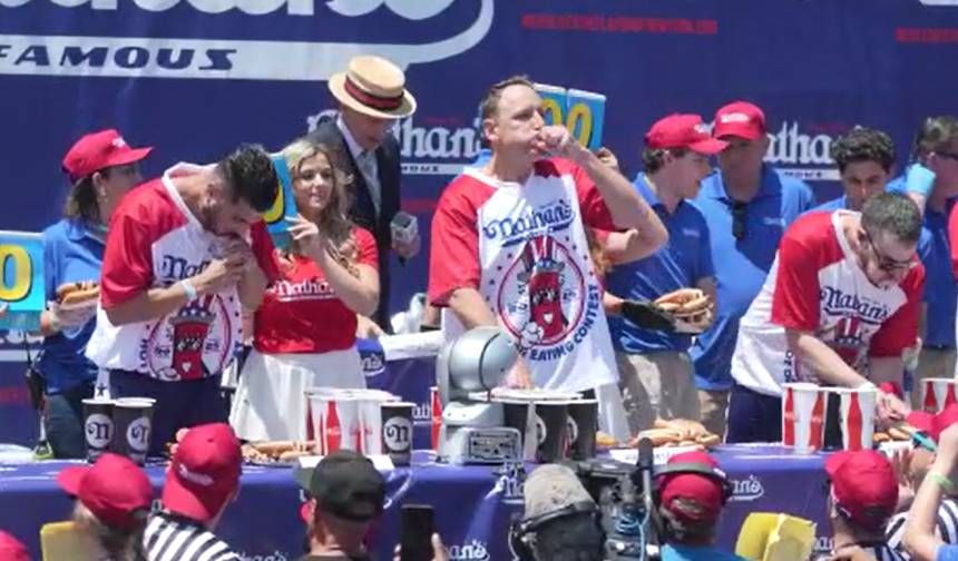 Amerika'da geleneksel" sosisli sandviç" yeme yarışması'nı Joey Chestnut kazandı