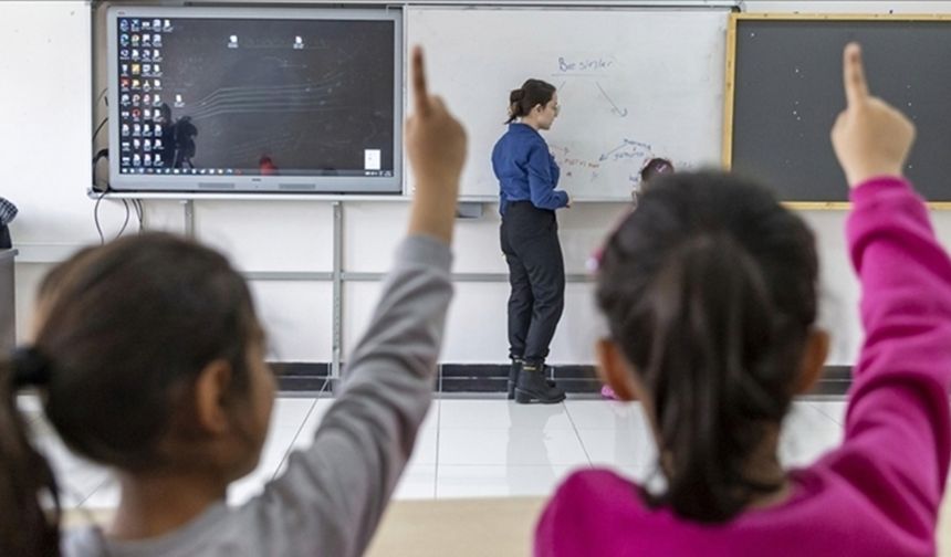 Binlerce öğretmen atama bekliyor: 'İlahiyat mezunları sınıf öğretmeni yapıldı' iddiası