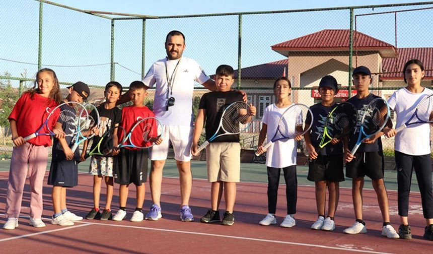 Tutaklı çocuklar kortlarda tenis öğrenerek büyüyor