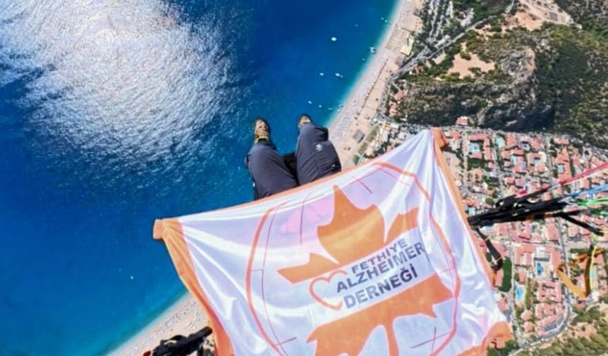 Fethiye'de Alzheimer farkındalığı için yamaç paraşütü uçuşu yapıldı