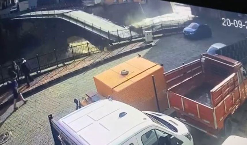 Borçka’da selde tarihi köprünün yıkılma anı kamerada