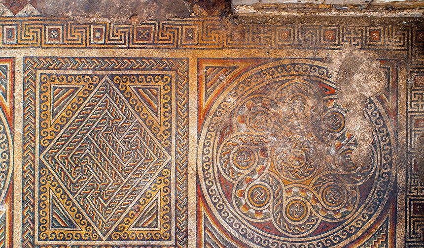 Tarihi mozaikte gizemli mezarlara rastlandı