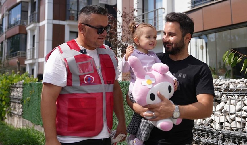 Düzce'de her gün pencerede çöp kamyonunu bekleyen küçük kıza oyuncaklı jest