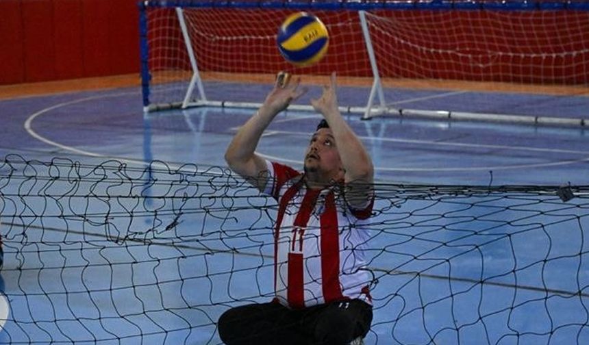 Depremde bacağını kaybetti, voleybolla hayata tutundu