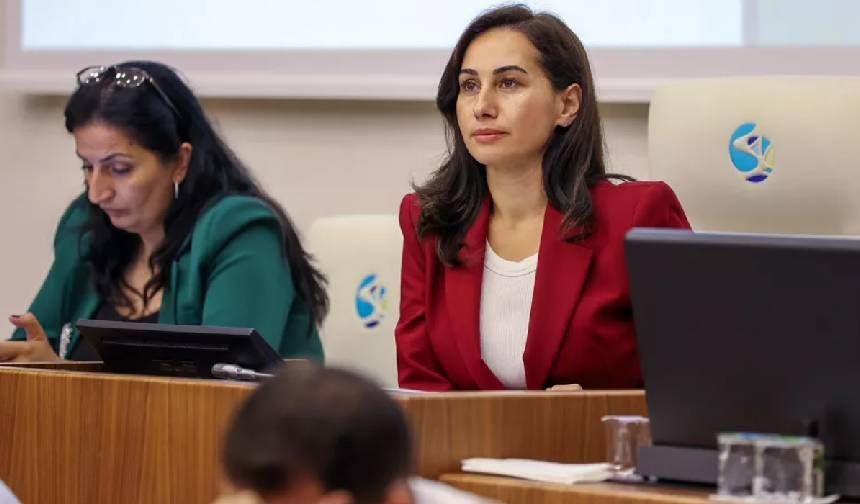 AK Parti'ye geçen Özlem Vural Gürzel'e CHP'li üyelerden protesto