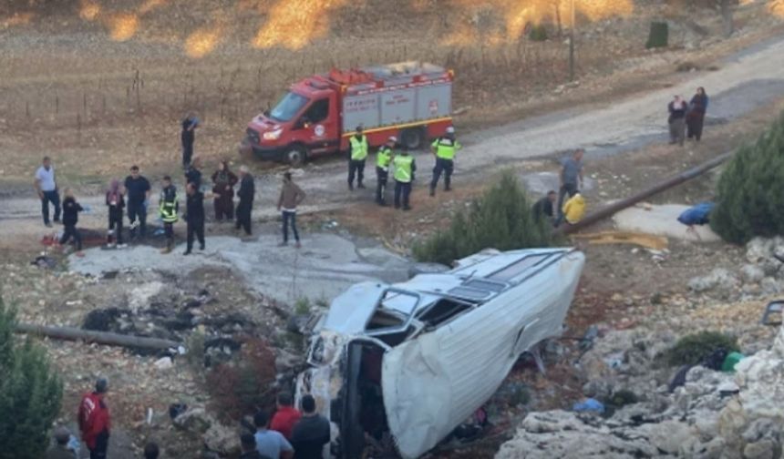 Katliam gibi kaza:İşçi servisi devrildi çok sayıda ölü ve yaralı var