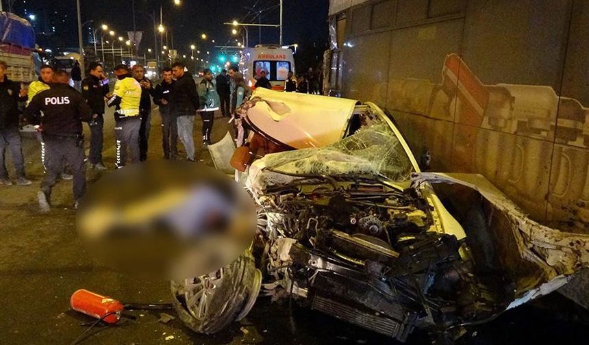 Otomobil, TIR ve otobüs arasında kaldı