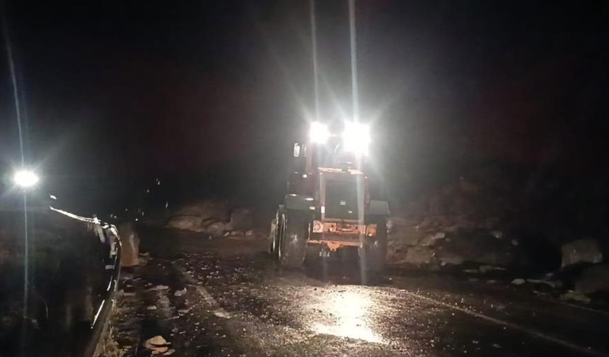Şırnak'ta dağdan kopan kaya parçaları yolu trafiğe kapattı