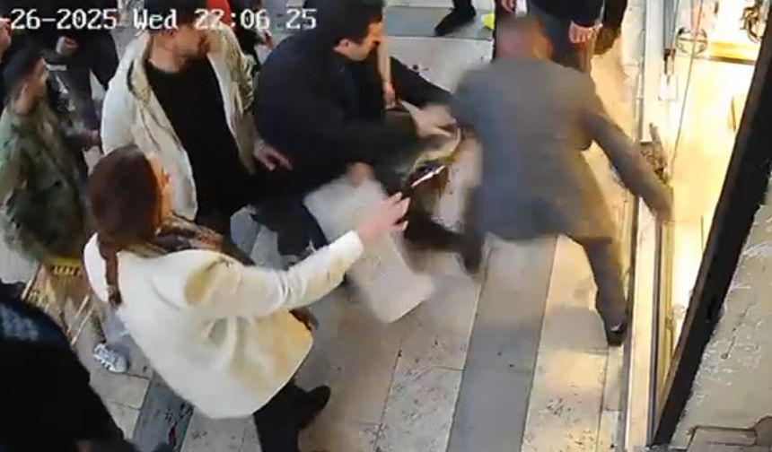 Sokakta şok anlar: Gözü dönmüş saldırgan kadına dehşet yaşattı