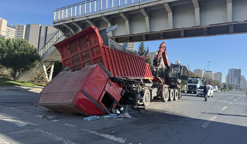 Avcılar'da iş makinesi taşıyan tır üstgeçide çarptı