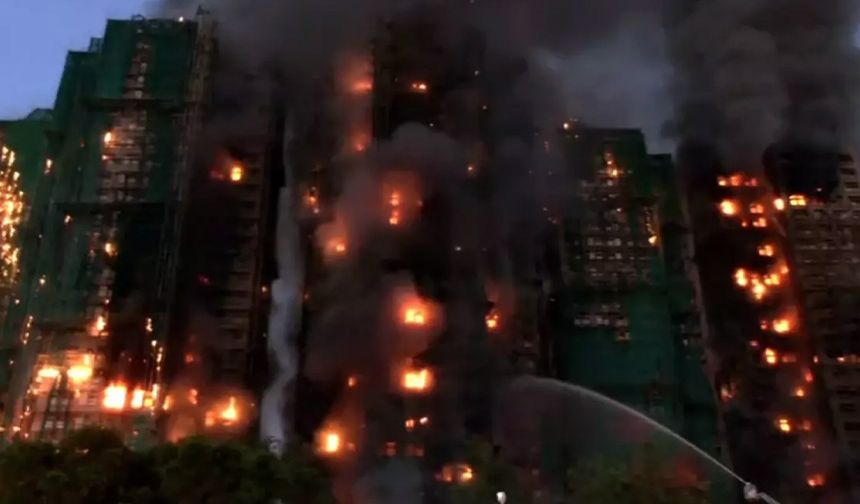 Hong Kong’da gökdelen alev topuna döndü!