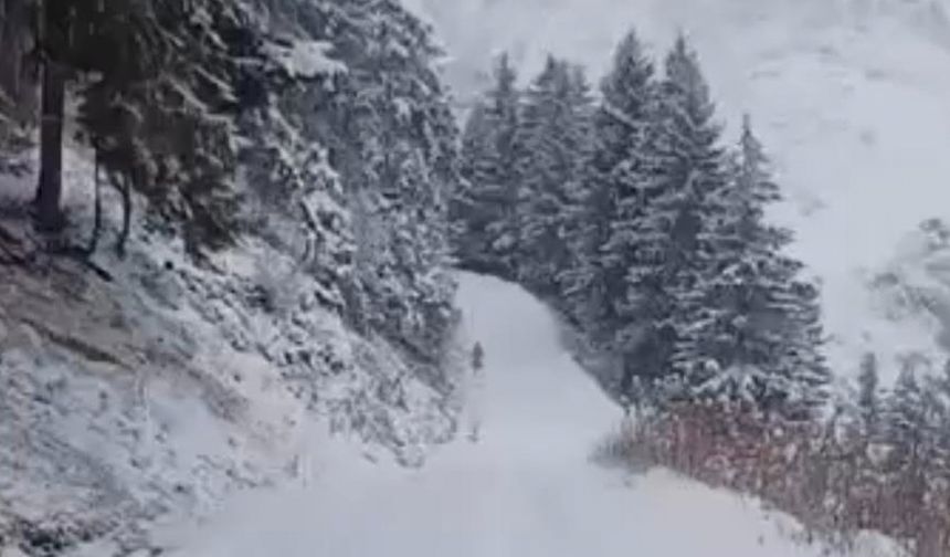 Anzer Yaylası’na kar yağdı, her yer beyaza büründü