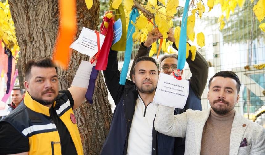 Memurlardan renkli eylem: Bakanlığın karşısına dilek ağacı yaptılar